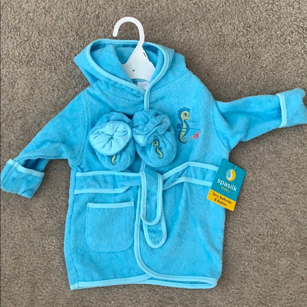 Baby bathrobe & booties
